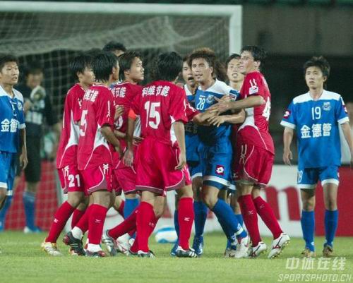 基恩曾因记者手机没有静音而发火，但录节目时他的手机也响了