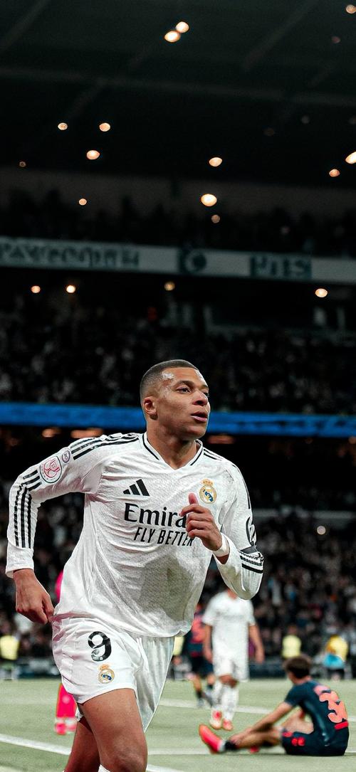 曼城斯特林梅开二度击败热刺