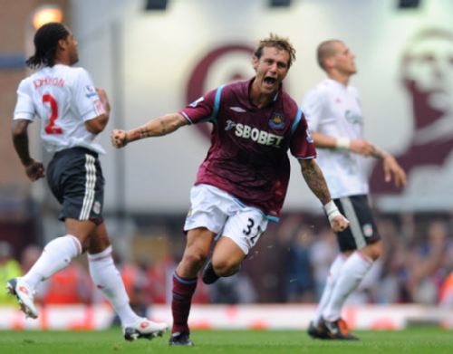 萨拉赫无缘利物浦欧冠名单，斯洛特称俱乐部必须作出回应；此前萨拉赫因未首发炮轰球队